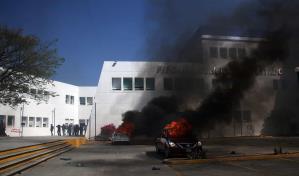 Protesta de Ayotzinapa deja 24 agentes heridos y 11 autos incendiados en el sur de México