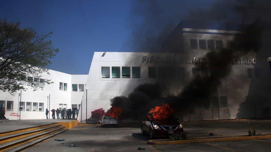 Protesta de Ayotzinapa deja 24 agentes heridos y 11 autos incendiados en el sur de México