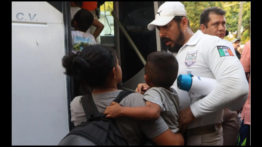 Autoridades rescatan a 221 migrantes, 46 de ellos menores de edad, en el centro de México