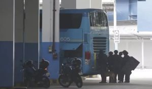Se entrega el hombre armado que secuestró un autobús en Río de Janeiro