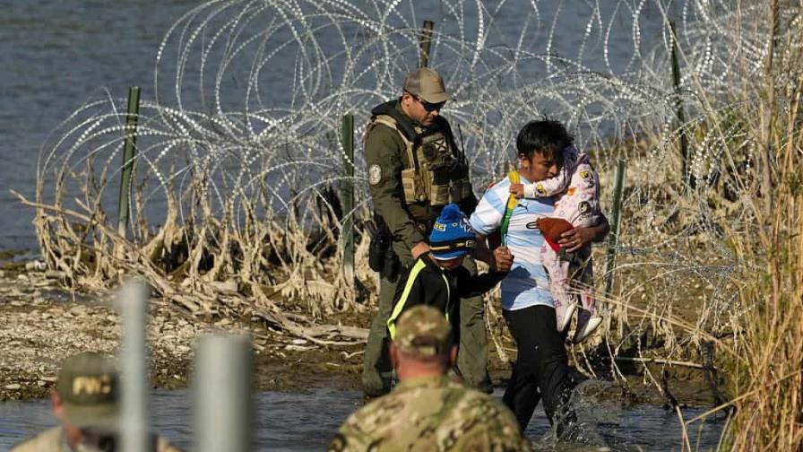 El Tribunal Supremo de EE.UU. extiende bloqueo a ley que permitiría a Texas detener a migrantes