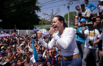 “Más fuertes que nunca”: la rival de Maduro se aferra a su candidatura en Venezuela