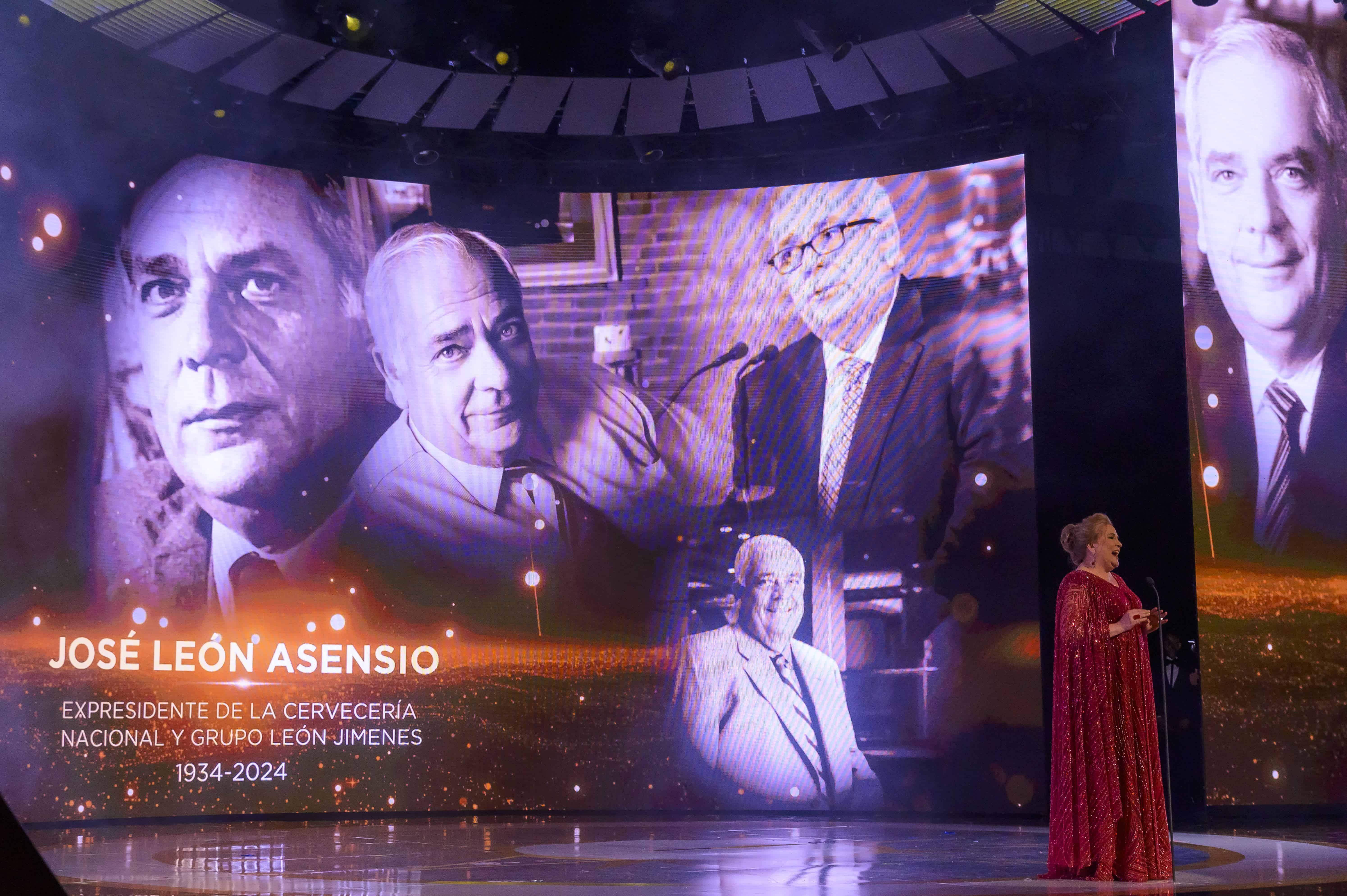 El In Memoriam, un tributo a las figuras fallecidas. Detrás la imagen de José León Asensio, expresidente de la CND. Jatnna Tavárez pronunció unas  sentidas palabras.