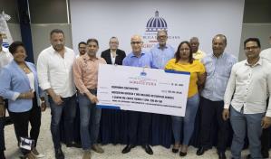 Agricultura entrega RD$292 millones para rehabilitar caminos vecinales en 23 provincias
