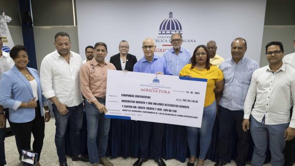 Agricultura entrega RD$292 millones para rehabilitar caminos vecinales en 23 provincias