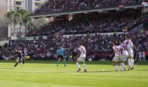 Policía española detiene a banda que robaba viviendas de futbolistas en Madrid