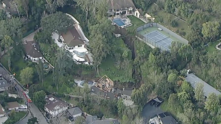 Derrumbe destruye casa en Los Ángeles y pone en riesgo al menos a otras dos