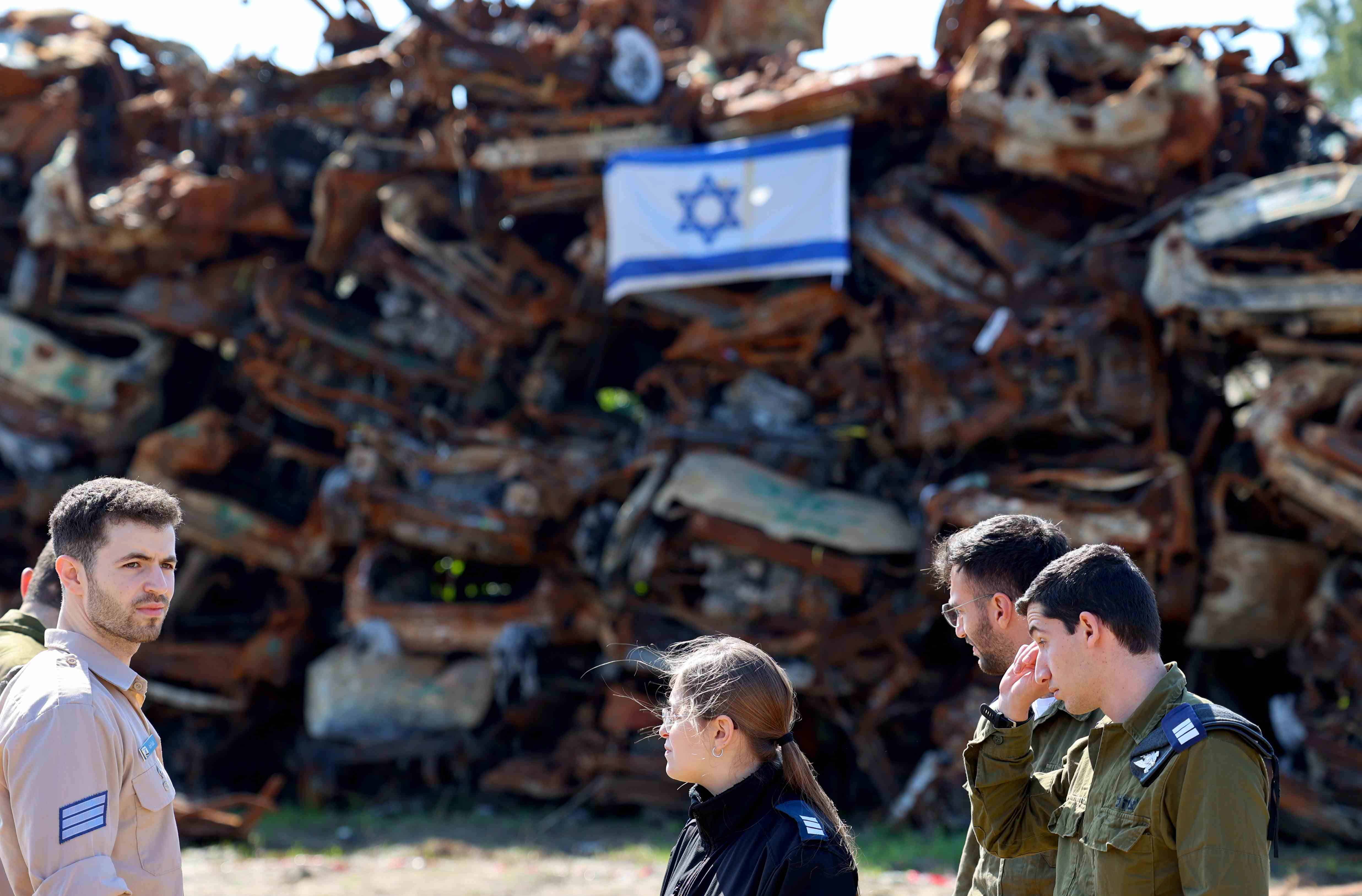 Soldados israelíes visitan el cementerio de coches quemados por Hamás el 7 de octubre.