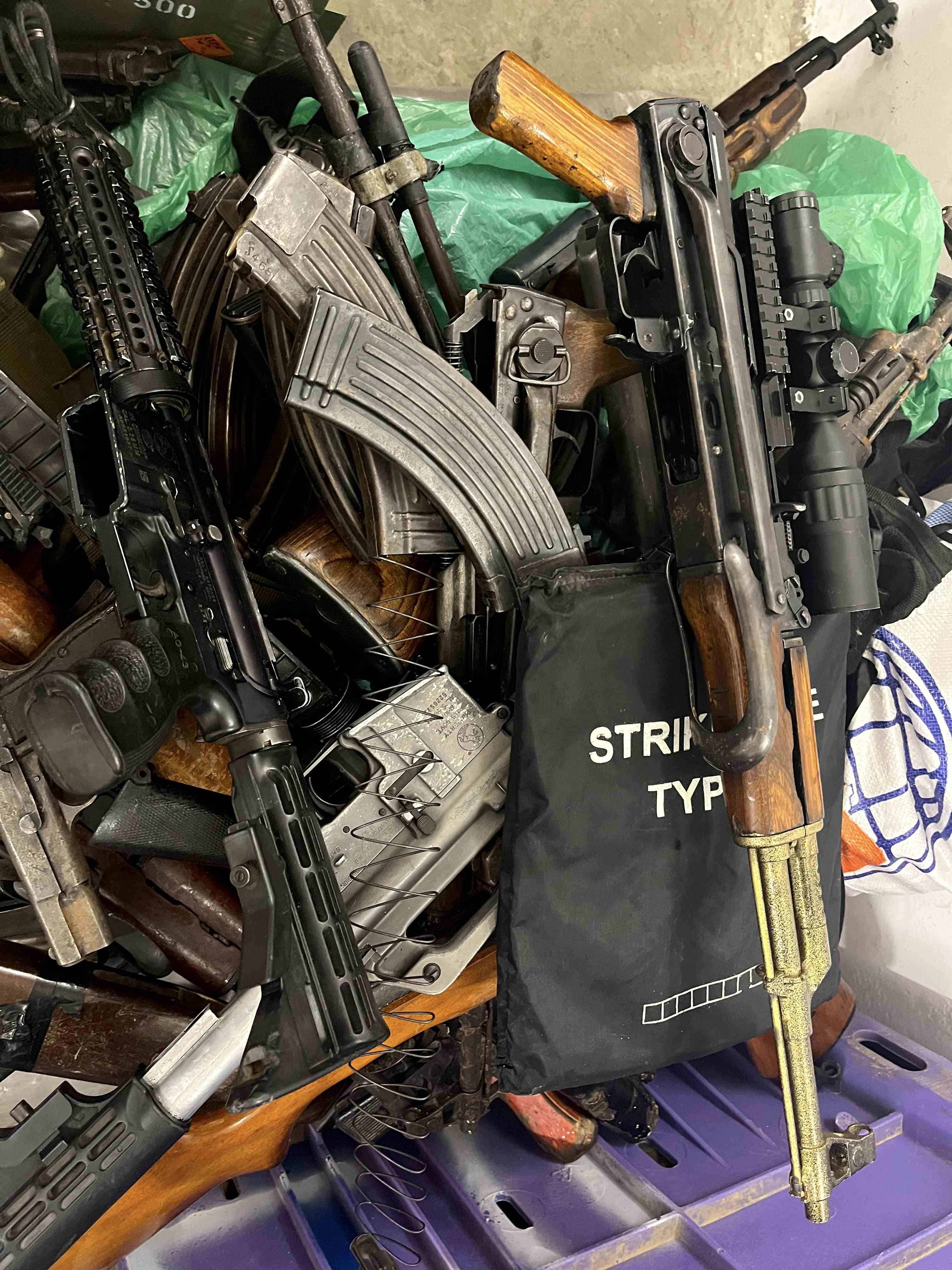 Fusiles de asalto, la mayoría AK-47, ocupados a los efectivos de Hamás en Israel.