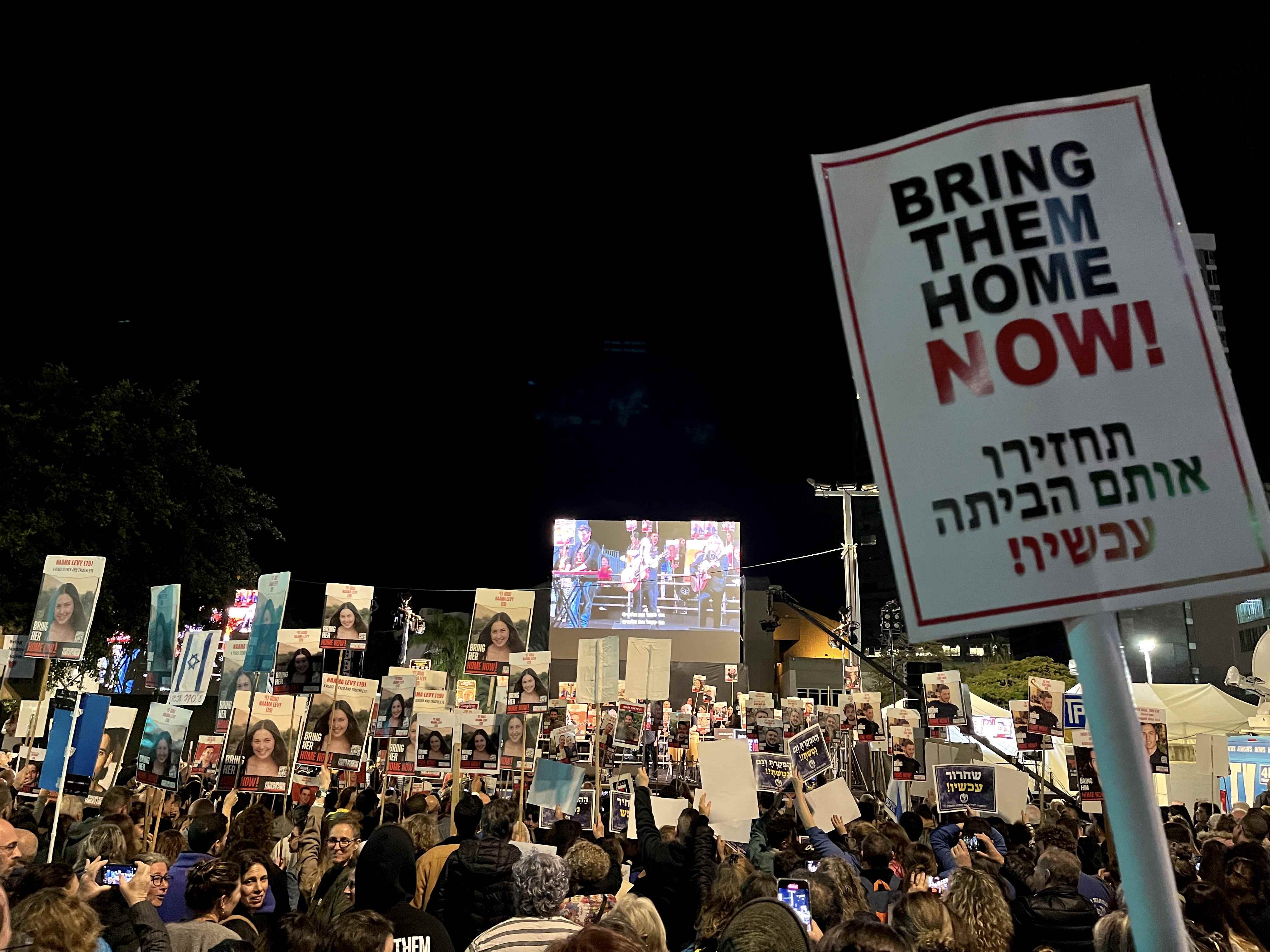 Acto a favor de los secuestrados por Hamás en una plaza de Tel Aviv.