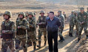 Kim Jong-un supervisa juegos de guerra con un nuevo tipo de tanque