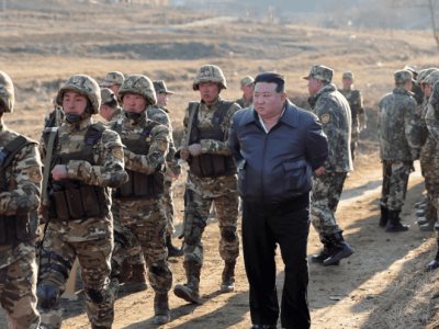 Kim Jong-un supervisa juegos de guerra con nuevo tipo de tanque