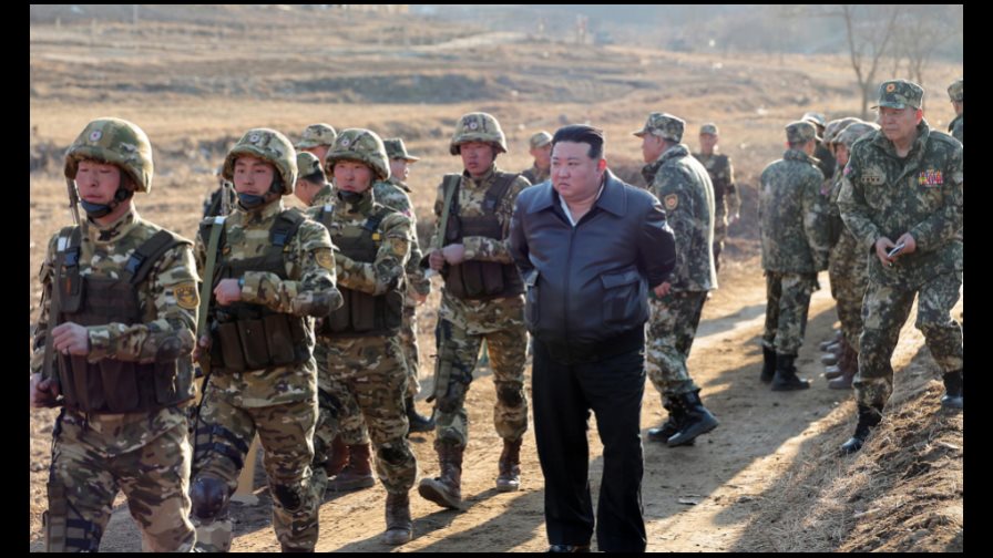 Kim Jong-un supervisa juegos de guerra con un nuevo tipo de tanque