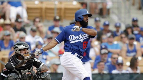 Los Dodgers renuevan contrato a expelotero enfermo para que conserve el seguro médico