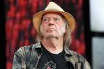 Neil Young vuelve a Spotify tras un boicot de dos años por acoger el pódcast de Joe Rogan