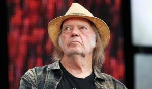 Neil Young vuelve a Spotify tras un boicot de dos años por acoger el pódcast de Joe Rogan