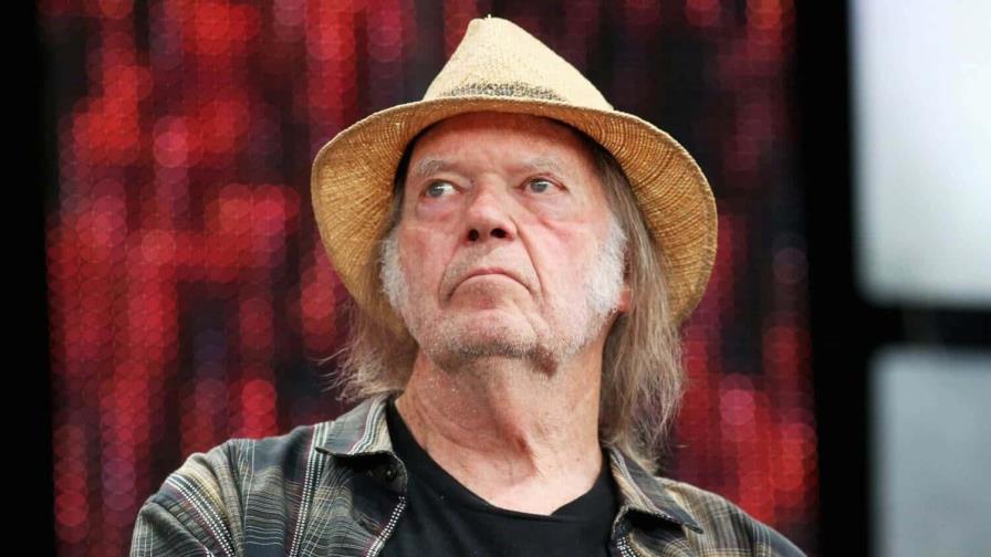 Neil Young vuelve a Spotify tras un boicot de dos años por acoger el pódcast de Joe Rogan