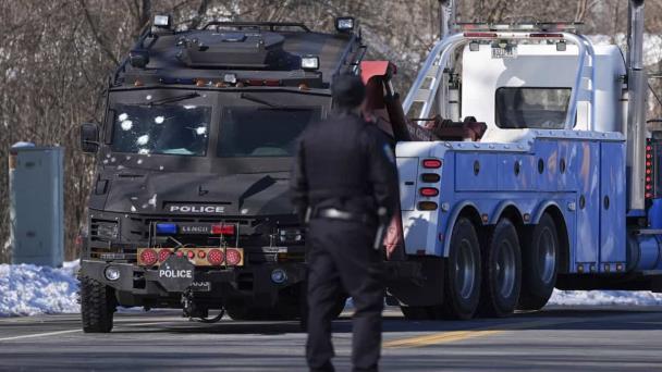 Mujer compró armas para el exconvicto que mató a dos policías y un bombero en Minnesota