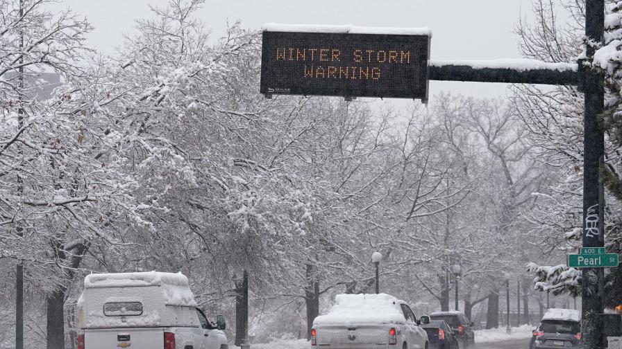 Por tormenta invernal cancelan vuelos y cierran carretera en zona montañosa de Colorado