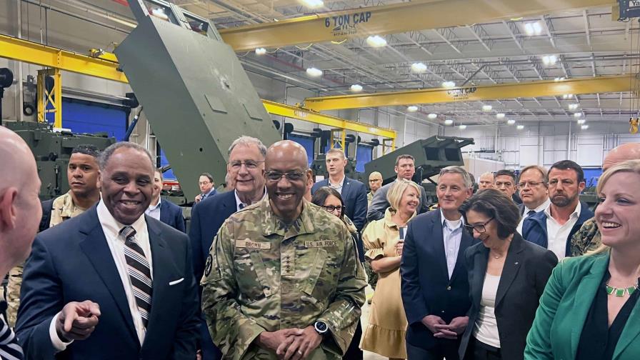 Máximo jefe militar de EE.UU. visita fábricas de armas y subraya necesidad de armar a Ucrania