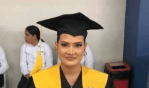 Joven afectada por fuego en Salcedo se graduó de medicina minutos antes de la muerte de su hijo