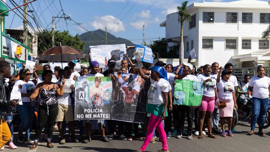 Marchan en Villa Altagracia para exigir justicia por muerte a tiros del joven Bismar Flores