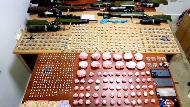 Desmantelan puntos de venta de drogas en Santiago tras allanamientos simultáneos