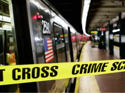Hombre muere tras ser golpeado por un tren en metro de NY