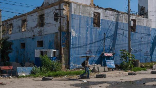 Autoridades tratan de sofocar fuego que afecta la principal cárcel de Haití