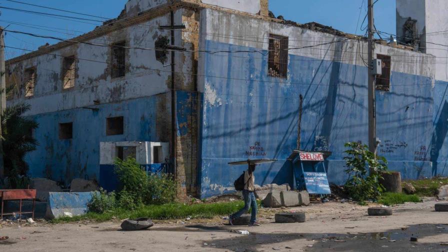 Autoridades tratan de sofocar fuego que afecta la principal cárcel de Haití