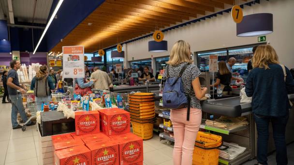 La inflación española se modera al 2.8 % por la bajada de la luz y los alimentos al 5.3 %
