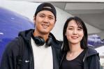 Shohei Ohtani llega a Seúl acompañado de su esposa