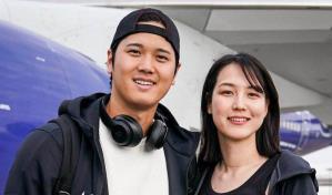 Shohei Ohtani llega a Seúl acompañado de su esposa