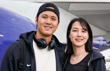 Shohei Ohtani llega a Seúl acompañado de su esposa
