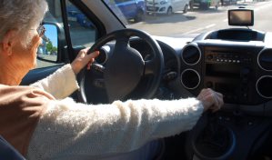 Una italiana de 103 años fue sorprendida al volante en plena noche y sin permiso