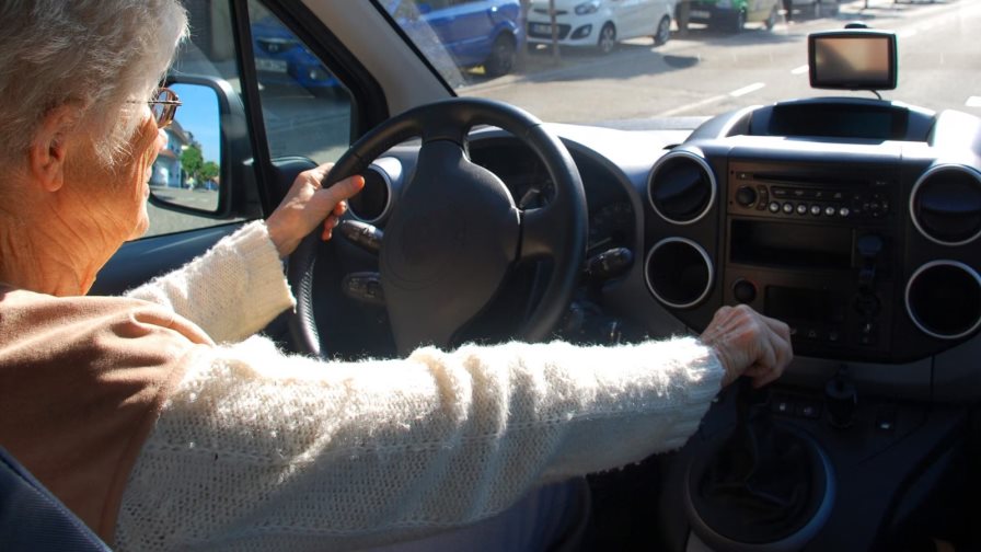 Una italiana de 103 años fue sorprendida al volante en plena noche y sin permiso