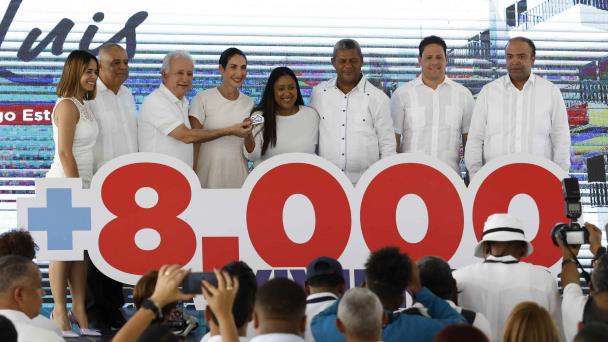 Gobierno inaugura play y viviendas en Santo Domingo Este