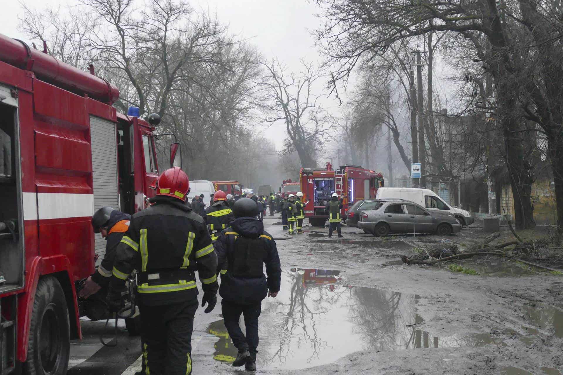 Servicios de emergencia en la zona atacada