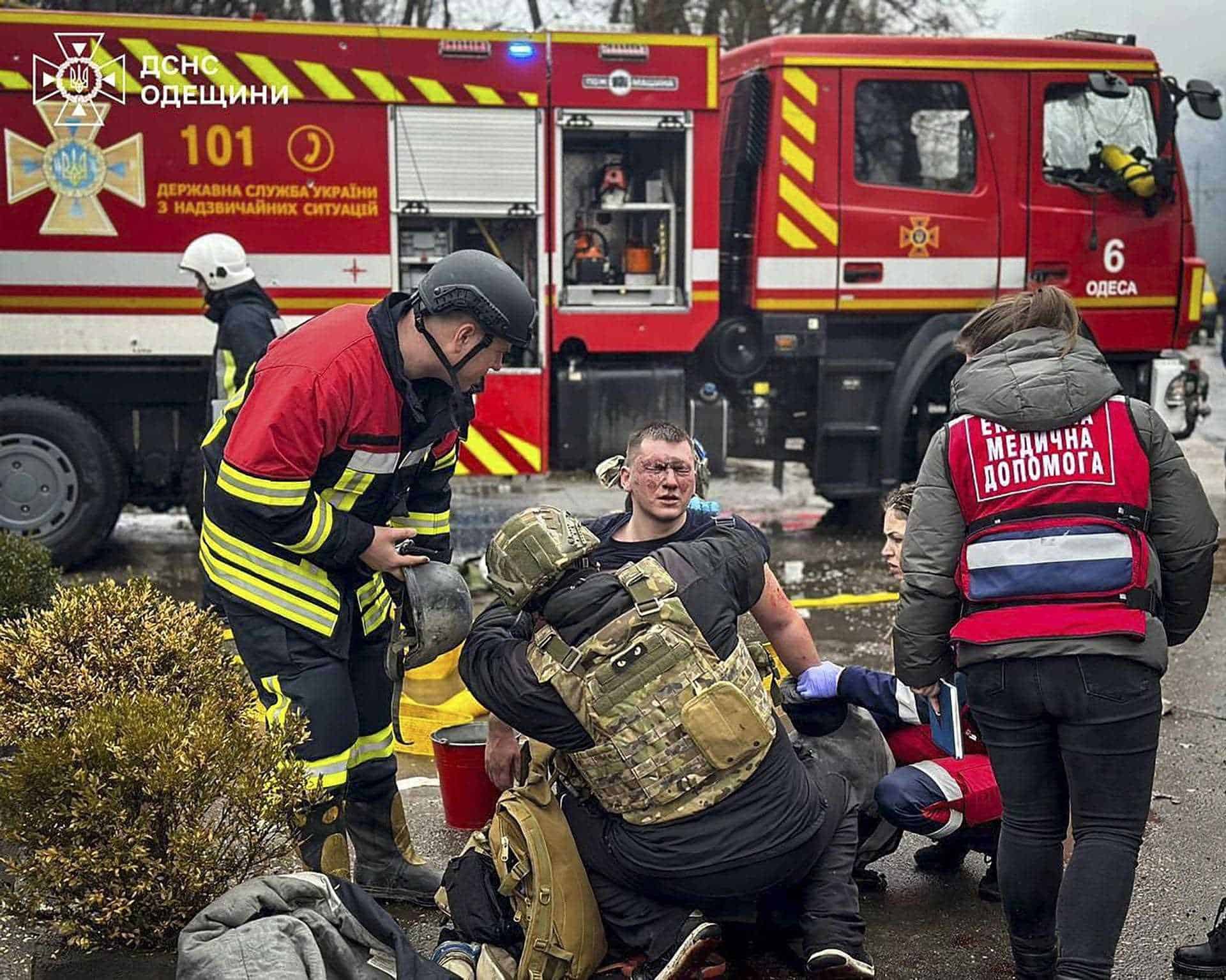 Servicios de emergencia socorren a un civil herido 