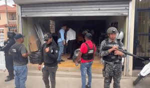 Allanan establecimientos donde habrían vendido fuegos artificiales utilizados en carnaval de Salcedo