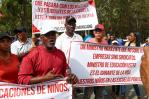 Profesores y alumnos de Villa Altagracia protestan tras intoxicaciones por fumigación en empresa Profesores y alumnos de Villa Altagracia protestan tras intoxicaciones por fumigación en empresa