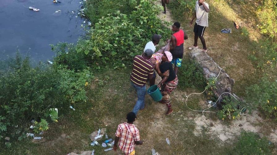 Cae al vacío comerciante haitiana tras cruzar puente entre Juana Méndez y Dajabón