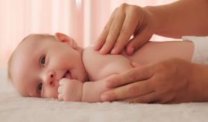Los beneficios del masaje infantil para afianzar el v&iacute;nculo familiar y del desarrollo del beb&eacute;