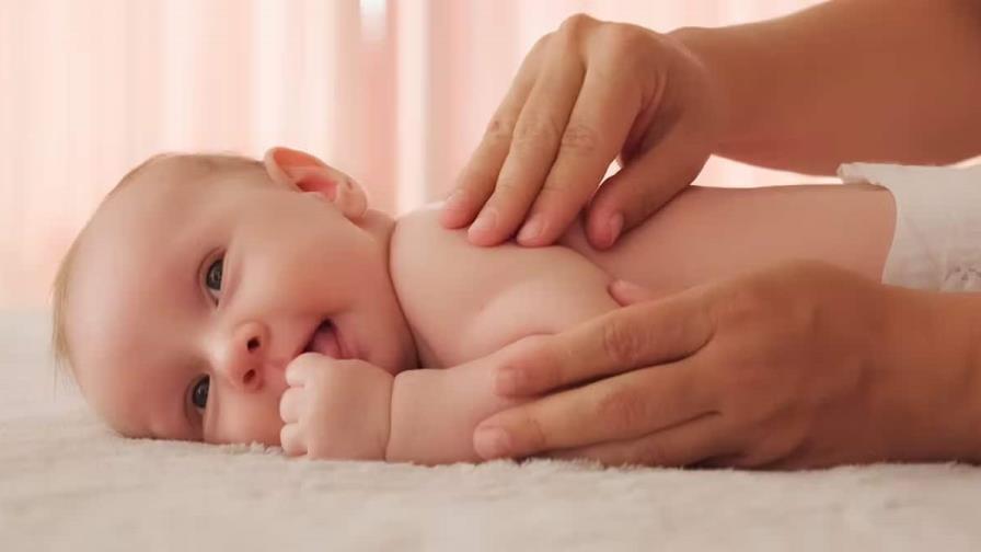 Los beneficios del masaje infantil para afianzar el vínculo familiar y del desarrollo del bebé