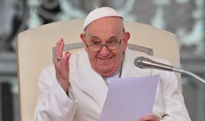El papa Francisco descarta renuncia y habla de sus amores de juventud en una autobiografía
