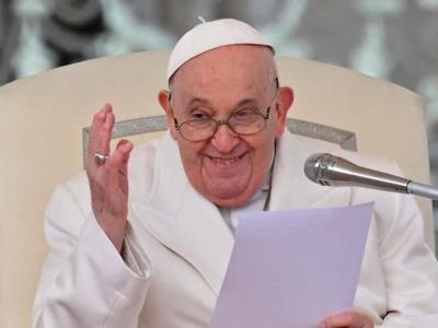 Papa Francisco descarta renuncia y habla amores en una autobiogfía
