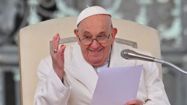 El papa Francisco descarta renuncia y habla de sus amores de juventud en una autobiografía