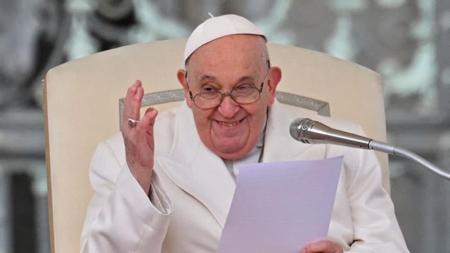 El papa Francisco descarta renuncia y habla de sus amores de juventud en una autobiografía