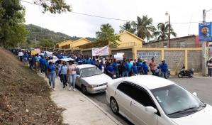 Más de un millar de personas marcha en Villa Altagracia contra intoxicaciones