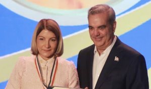 Cesarina Fabián recibe Medalla al Mérito